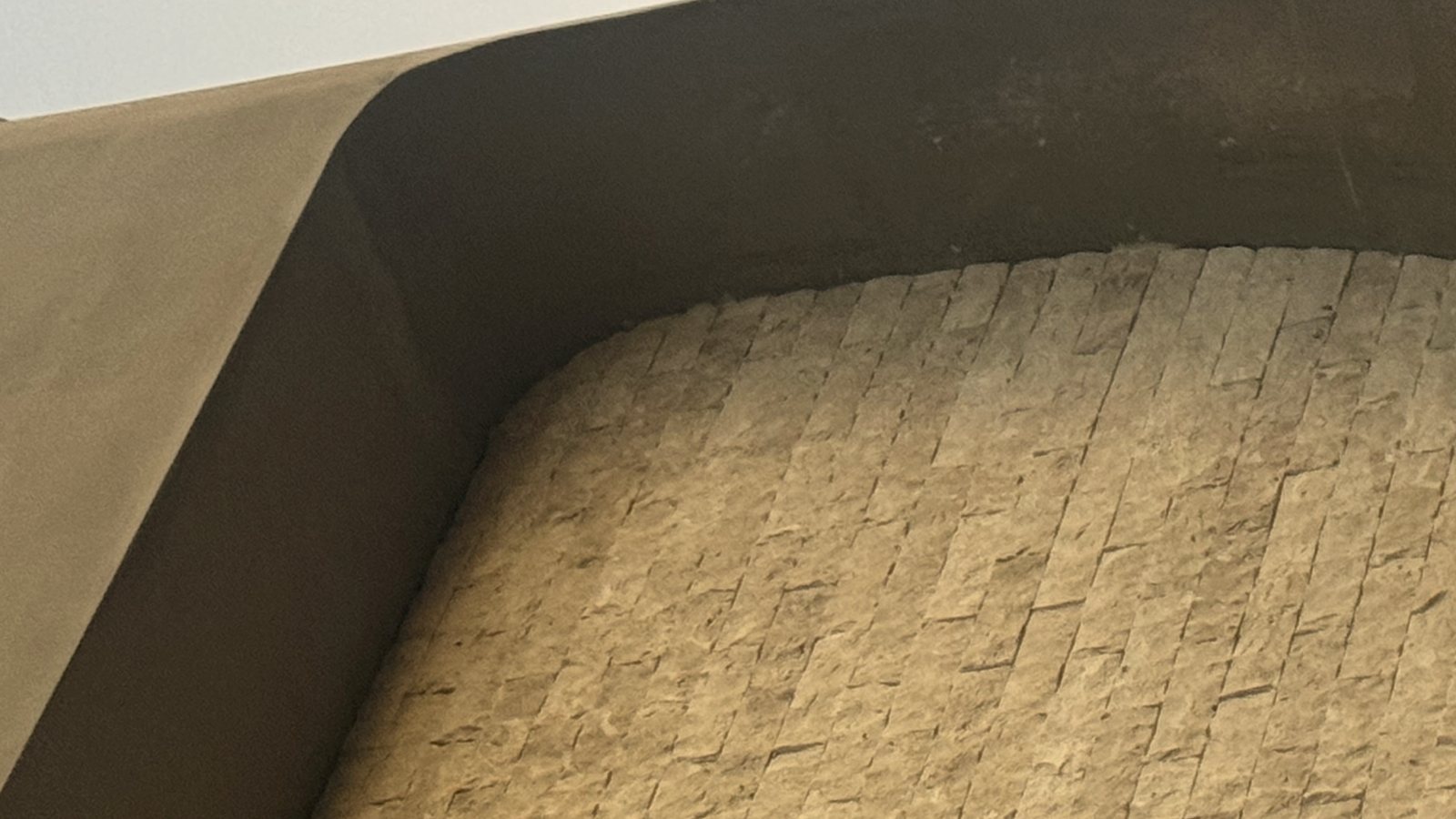 Detalhe do travertino assentado em fiadas